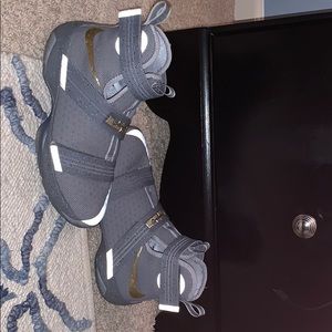 Boys 6.5 Gray LeBron soldier 10s